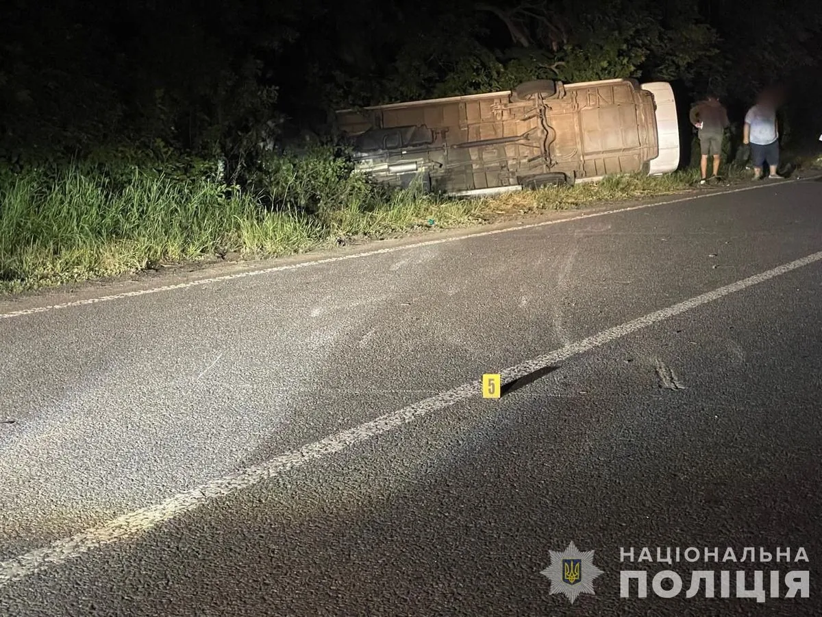 Minibus with children overturned in Vinnytsia region on the way from an excursion: two adults and 5 teenagers were injured