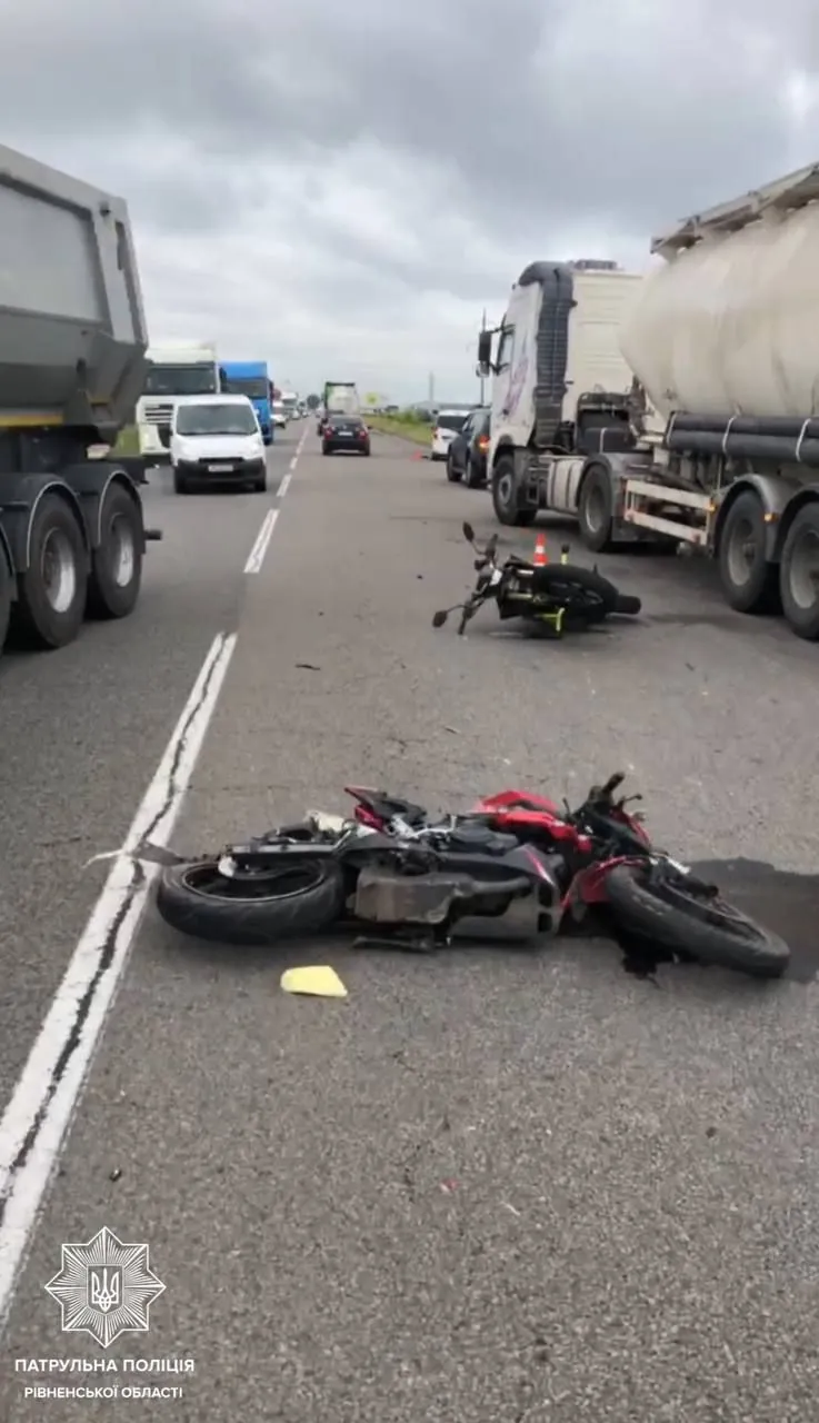 an-accident-with-victims-occurred-on-the-highway-kiev-chop-traffic-was-disrupted