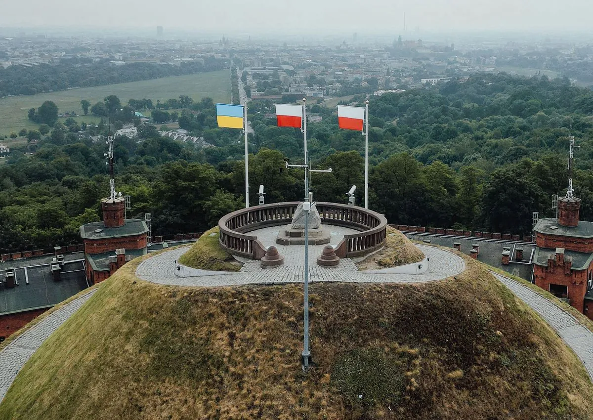 Флаг Украины снова подняли на кургане Костюшко в Кракове. Полиция взялась за расследование снятия стяга