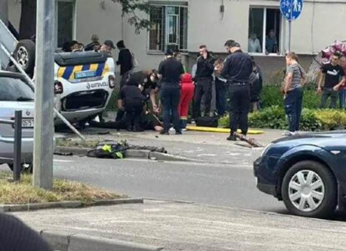 У Львові внаслідок ДТП автомобіль поліції перекинувся на дах: є травмовані
