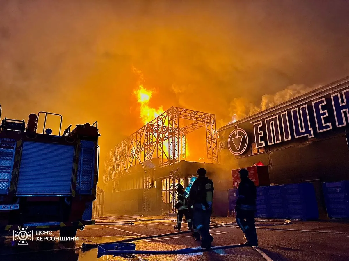 россияне ночью ударили по Херсону: горел недействующий строительный гипермаркет