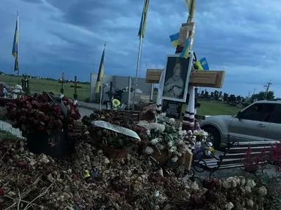 З могили наймолодшого захисника "Азовсталі" вкрали іграшку: поліція з'ясовує ситуацію