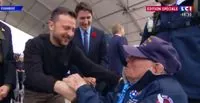 Anniversary of the Normandy landings: one of the veterans tried to kiss Zelensky's hand