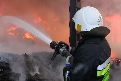 На промышленном объекте в Киевской области возник пожар из-за обстрела России
