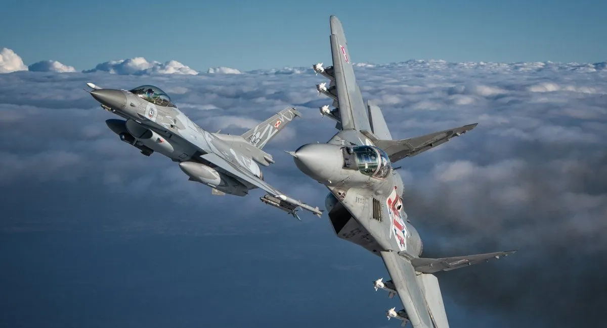 Poland lifted fighter jets into the air due to rocket attacks on Ukraine