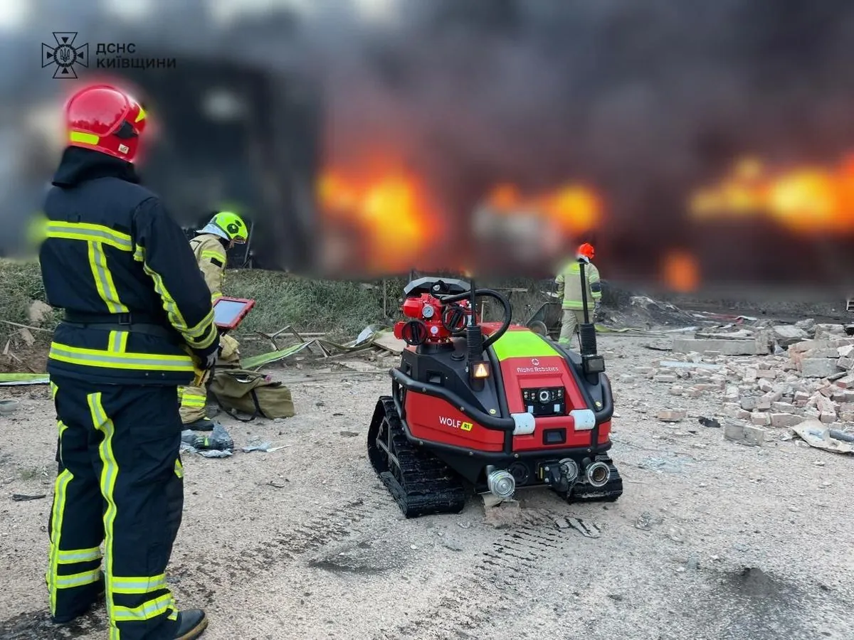 Атака рф на Київщину: до гасіння пожежі на промисловому об'єкті залучили робота та пожежні потяги