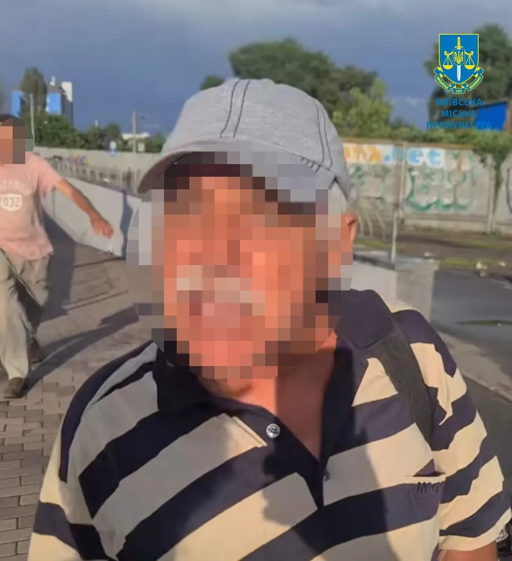 conflict-of-aggressive-men-with-a-volunteer-in-kiev-the-court-sent-a-73-year-old-suspect-under-house-arrest