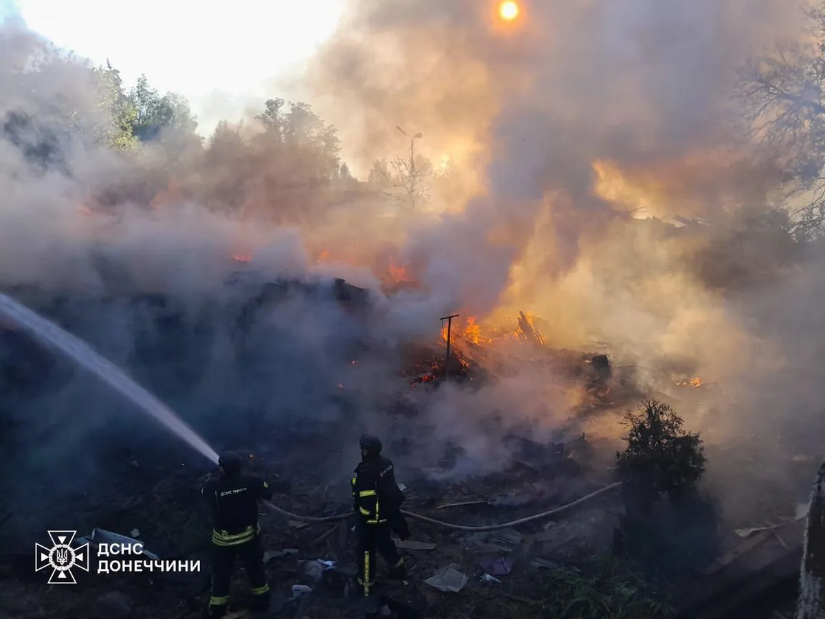 россияне ударили по Константиновке Донецкой области: возникли пожары