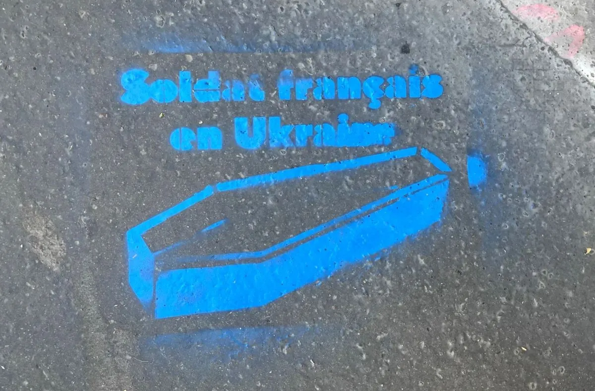 В Париже задержали трех молдаван за граффити с гробами и надписями "французский солдат на Украине"