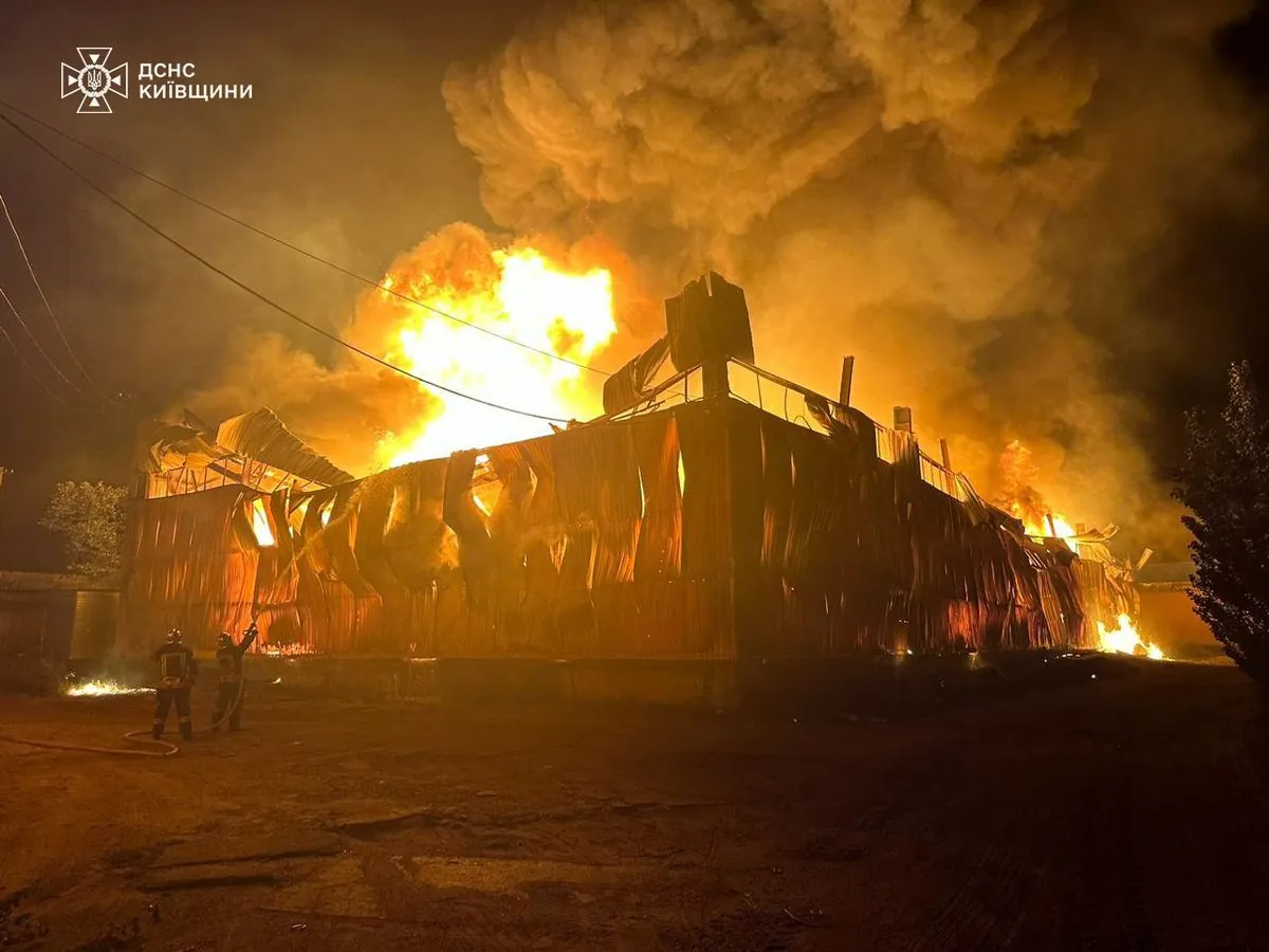 На Киевщине ночью горел склад: пылало 4000 кв. м
