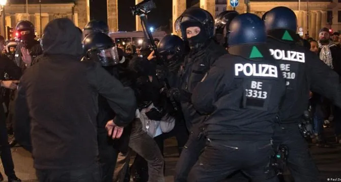 4-policemen-were-injured-at-a-palestinian-rally-in-berlin
