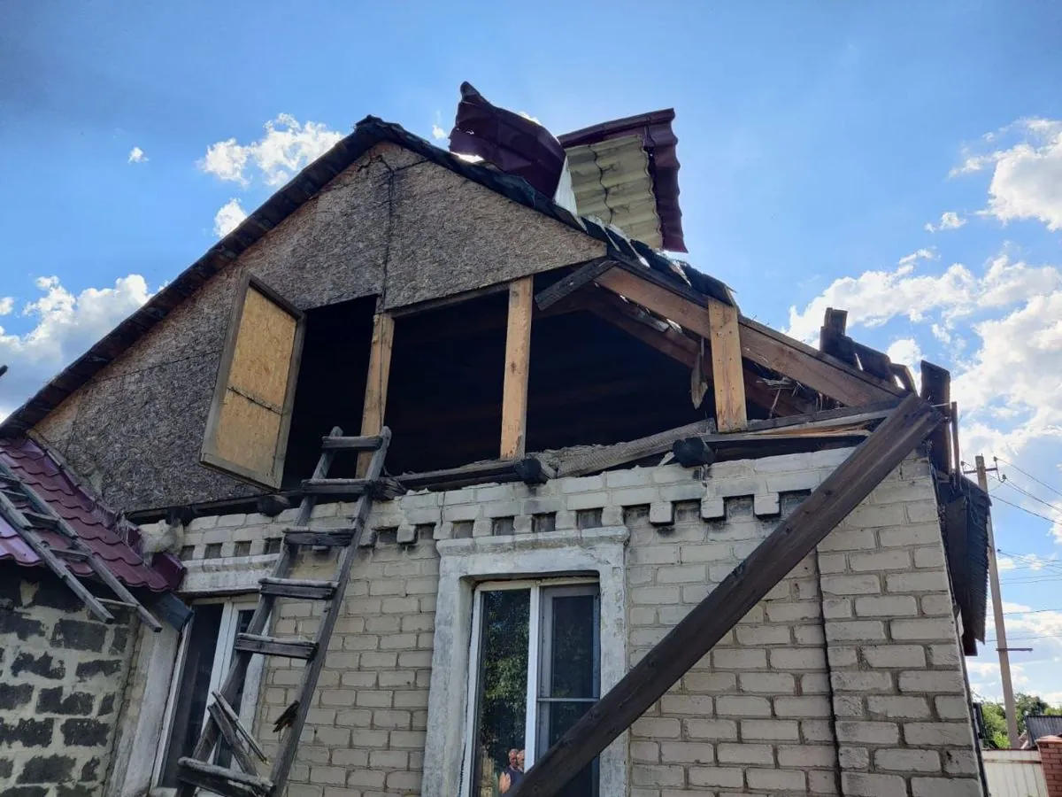 Ворог за добу 8 разів вдарив по Донеччині: пошкоджені житлові будинки та адмінбудівля 