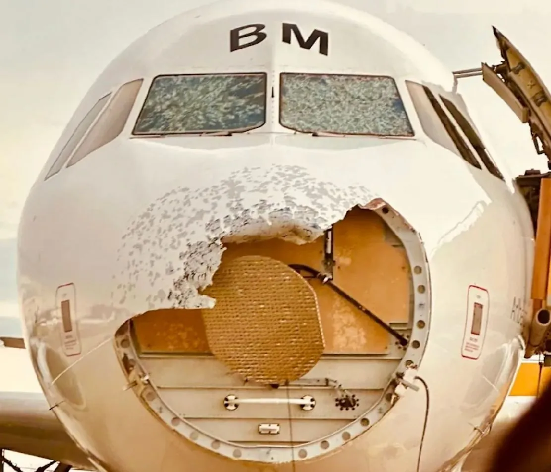 В Австрии пассажирский самолет попал в сильную грозу, град разбил лобовое стекло и сломал носовую часть
