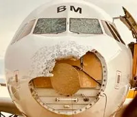 В Австрії пасажирський літак потрапив у сильну грозу, град розбив лобове скло і зламав носову частину