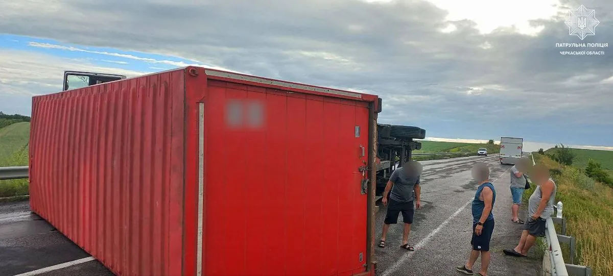 ДТП з вантажівкою сталася на трасі на Черкащині: рух обмежено