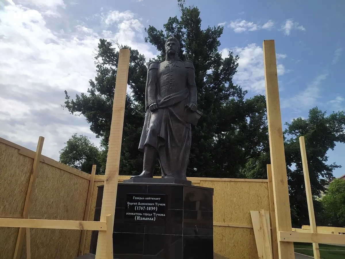 В Одесской области демонтировали памятник российскому генералу Тучкову