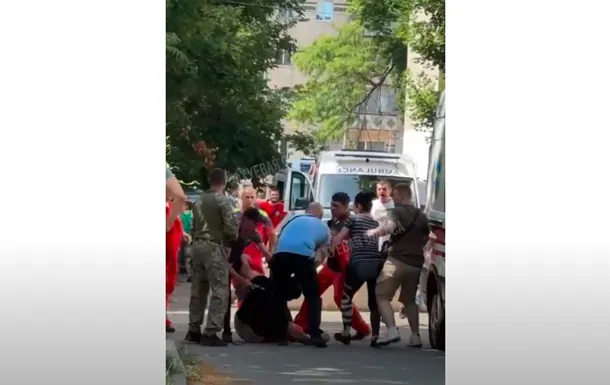 in-odessa-there-was-a-clash-between-ambulance-workers-and-employees-of-the-military-enlistment-office-the-shopping-center-reacted