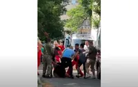 В Одессе произошла стычка между работниками "скорой" и работниками военкомата. В ТЦК отреагировали