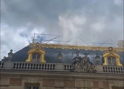 У Версальському палаці спалахнула пожежа: відвідувачів евакуювали