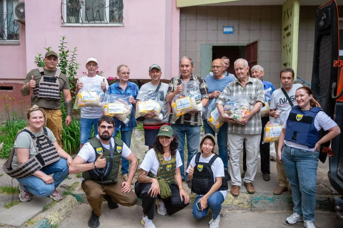 Українські волонтери та благодійники продовжують допомагати мешканцям Херсону