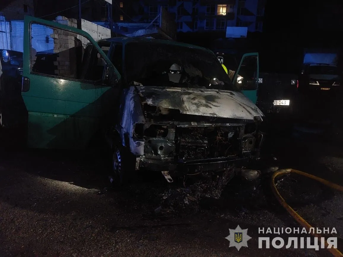 В Днепре неизвестные подожгли авто ВСУ: правоохранители открыли дело