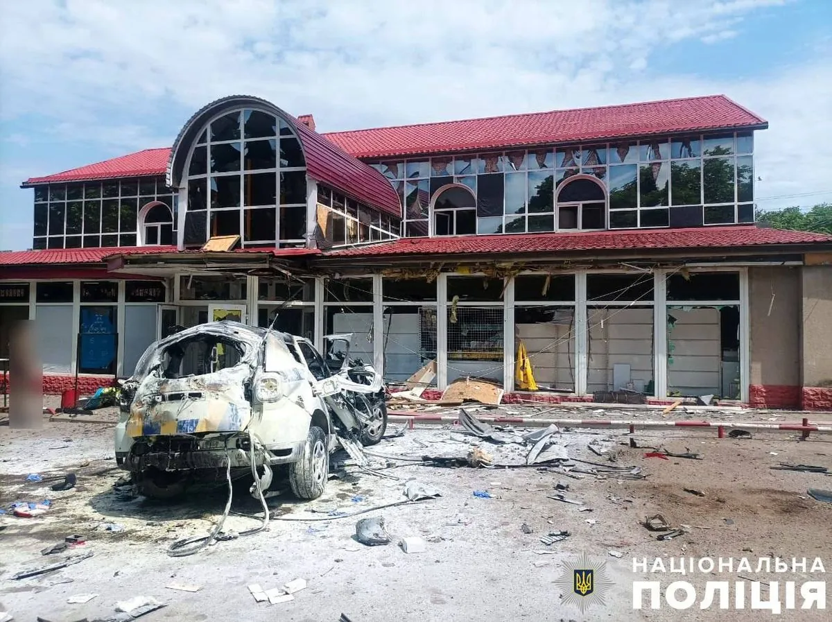 В Херсонской области враг атаковал FPV-дроном автомобиль полиции