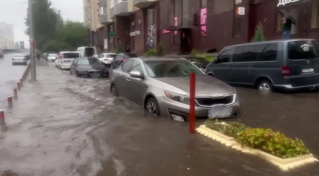 Затоплені вулиці та затори по всьому місту: через масштабну зливу в Києві трапився транспортний колапс 