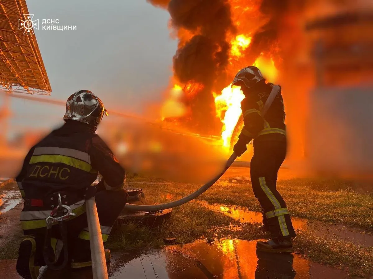 На Київщини досі ліквідовують пожежу через атаку рф: залучено 202 фахівців і 67 одиниць техніки