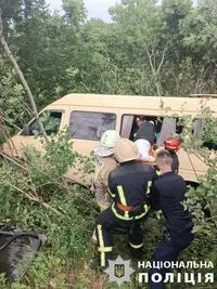 На Харківщині в аварію потрапив пасажирський мікроавтобус: водій загинув, пасажирку травмовано