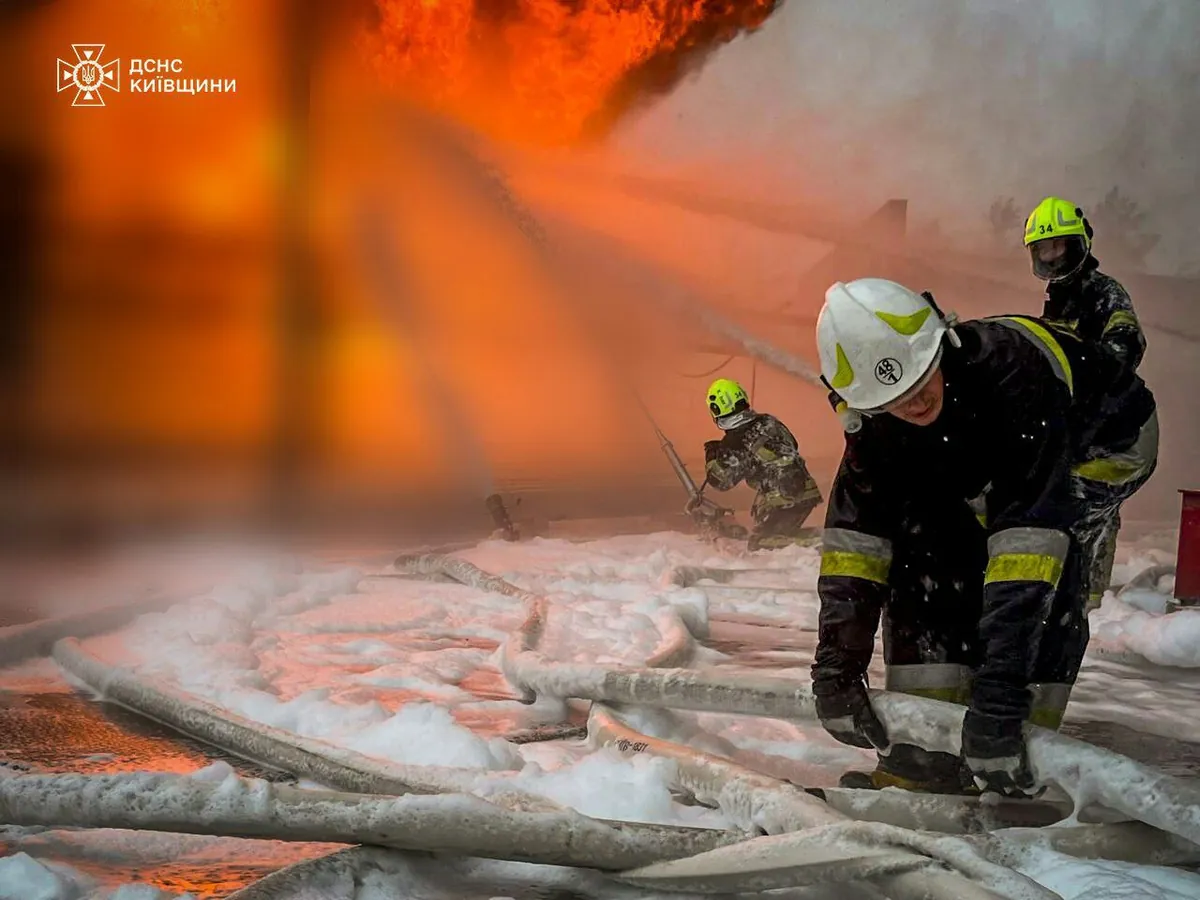 Майже сотня одиниць техніки і 4 пожежі потяги: на Київщині триває ліквідація пожежі через ранкову атаку рф
