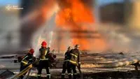 В Киевской области до сих пор продолжается тушение пожара на промышленном предприятии после атаки рф