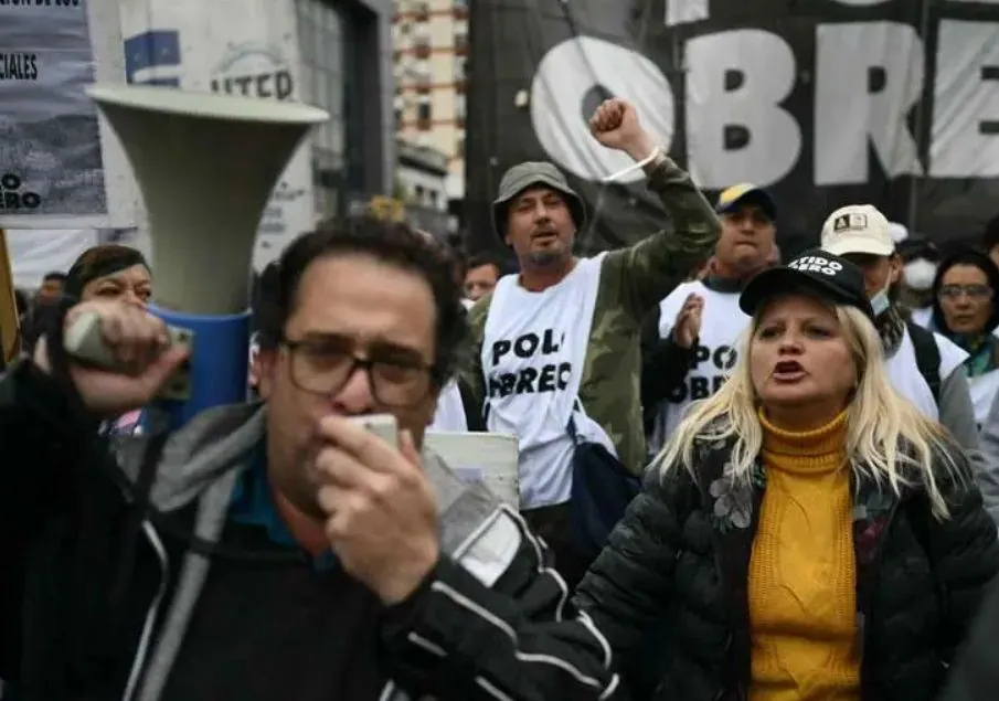 desyatki-lyudei-postradali-vo-vremya-protestov-protiv-politiki-zhestkoi-ekonomii-v-argentine