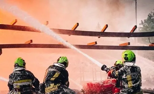 На Київщині вже понад добу триває ліквідація пожежі на промпідприємстві: фото