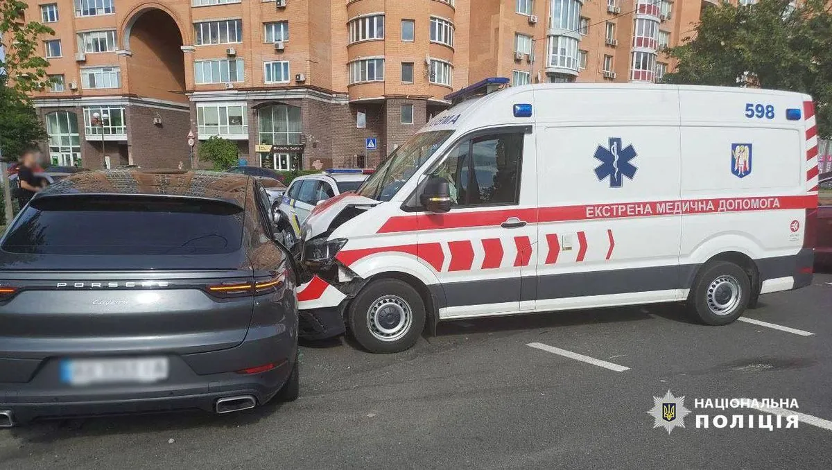 В Киеве произошло масштабное ДТП с участием "скорой": среди пострадавших - беременная водитель легковушки