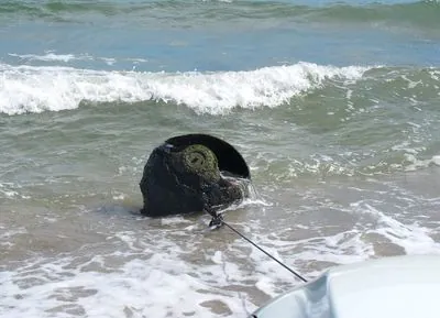 На одеський пляж під час шторму винесло морську міну: її знешкодили