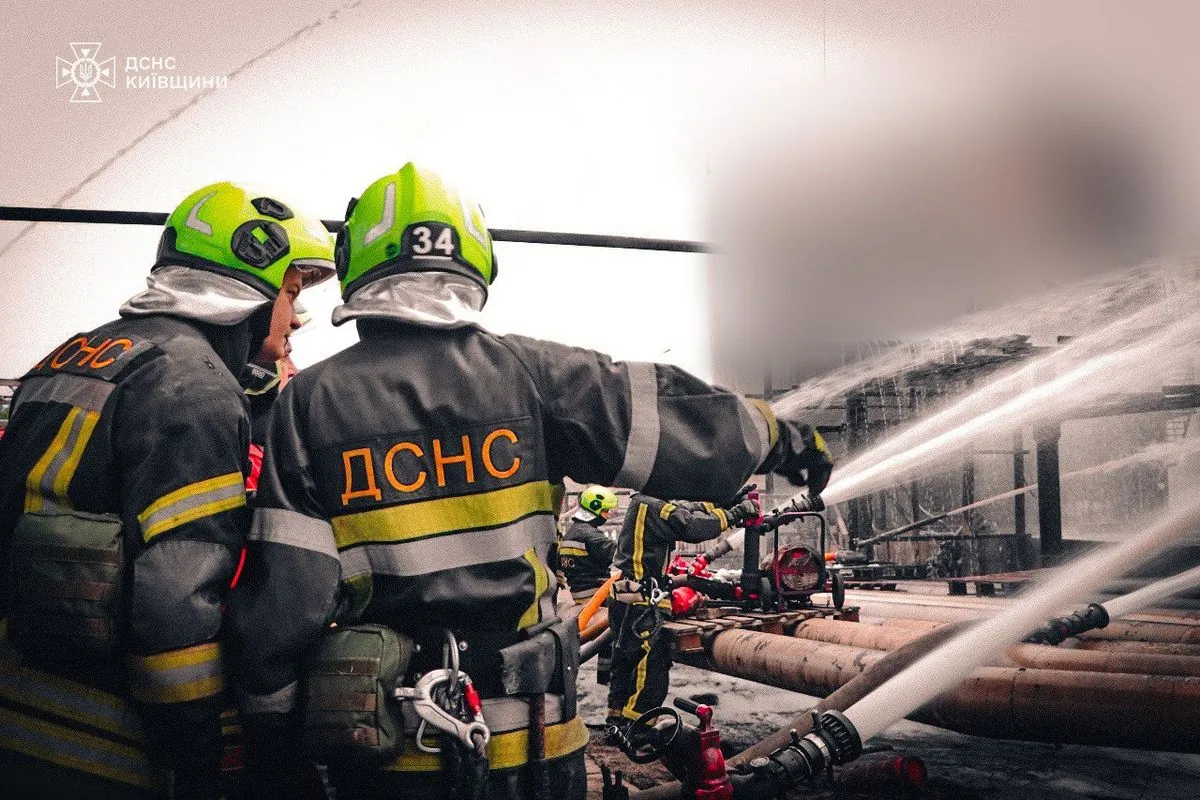Пожежники досі боряться з пожежею на промисловому об'єкті на Київщині після атаки рф
