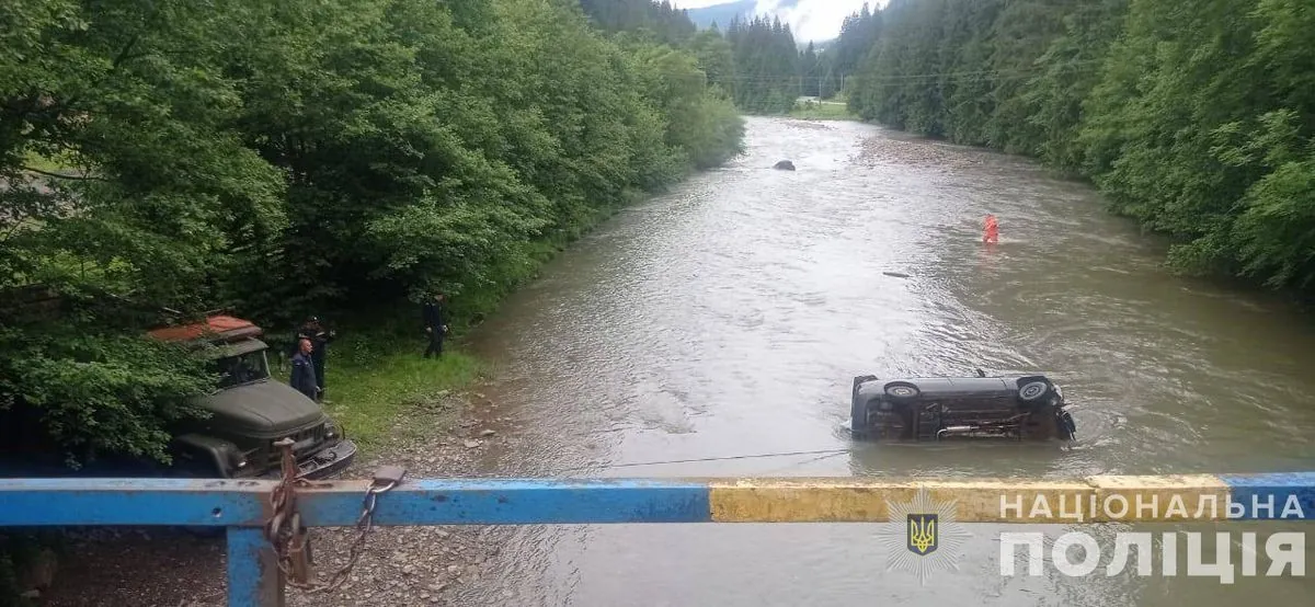 На Закарпатті автівка впала у річку: водій загинув
