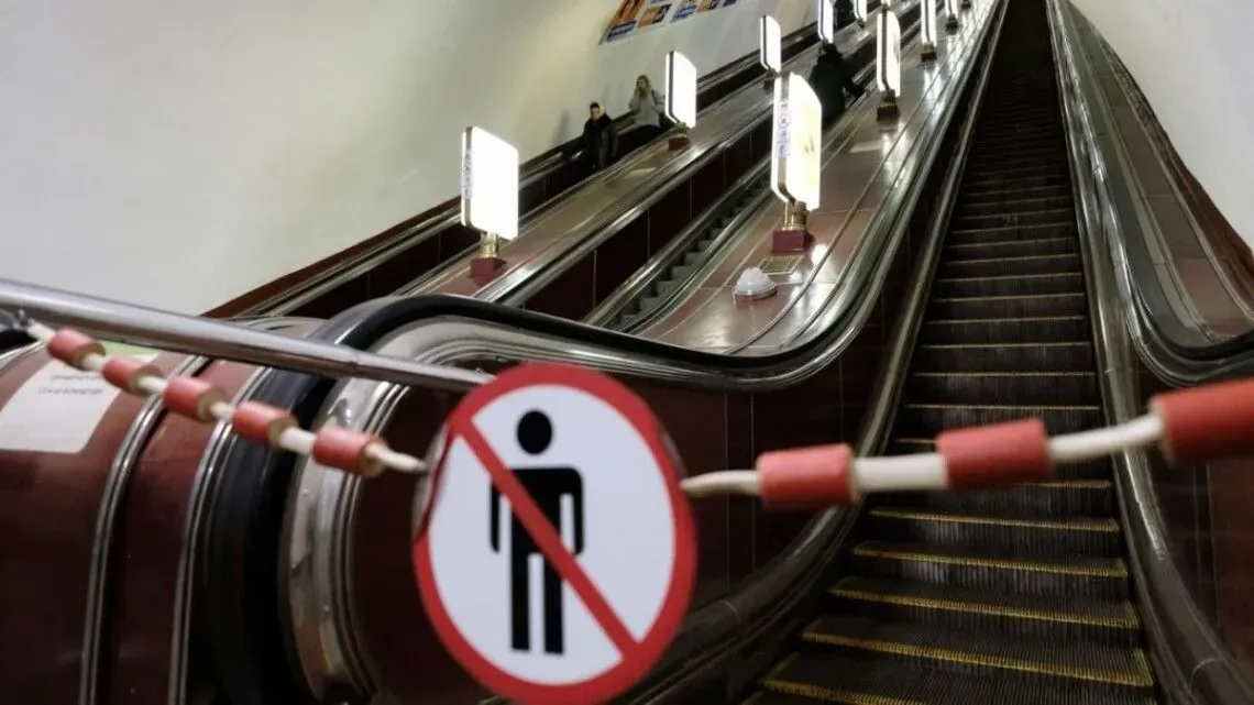 "Руку спасти не удалось": в больнице рассказали о состоянии женщины, которая попала под поезд в метро