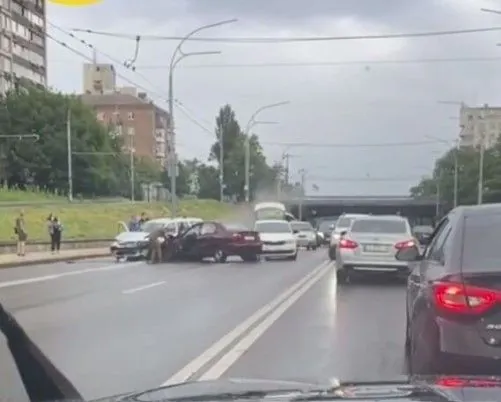 In Kyiv's Pechersk district, a large-scale traffic accident has hampered the movement of cars, minibuses and trolleybuses
