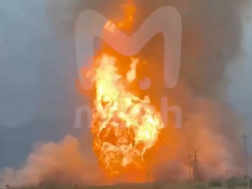 A large-scale fire broke out on a gas pipeline in Russia: the fire is moving towards a residential area