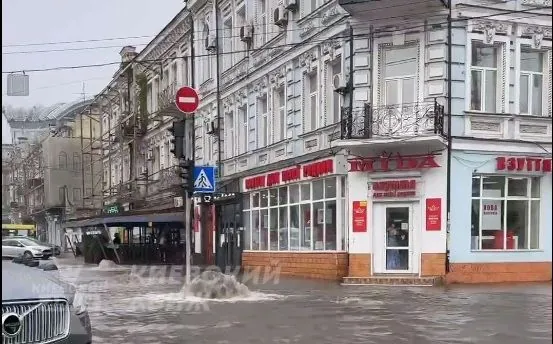 New "fountains" in the middle of the streets and torn asphalt: bad weather in Kyiv