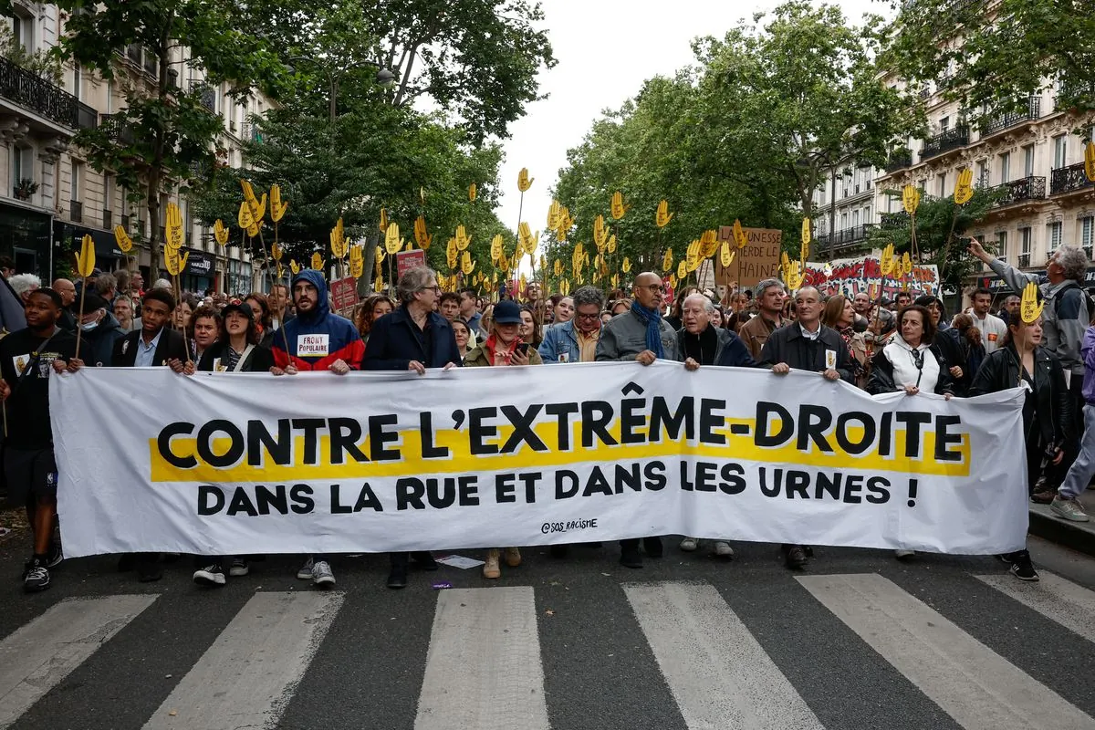 Протесты во Франции: люди вышли на марш против ультраправых перед выборами
