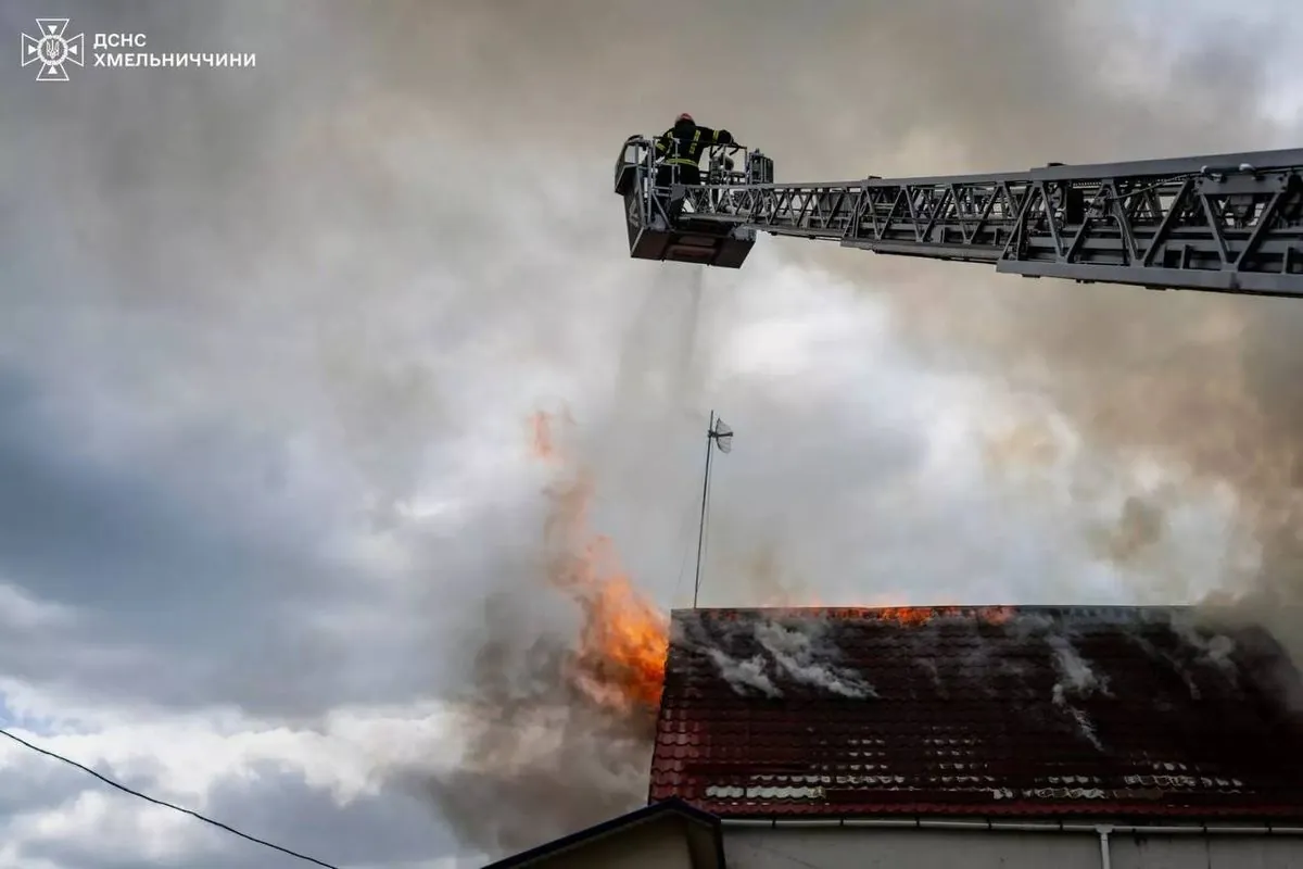 У Хмельницькому було ліквідовано масштабну пожежу в житловому будинку