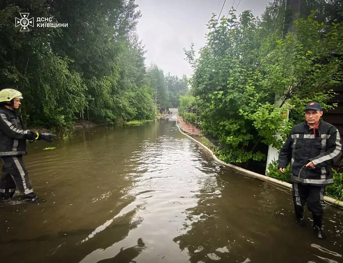 Рятувальники відкачують воду з підтоплених будинків на Київщині після сильних дощів