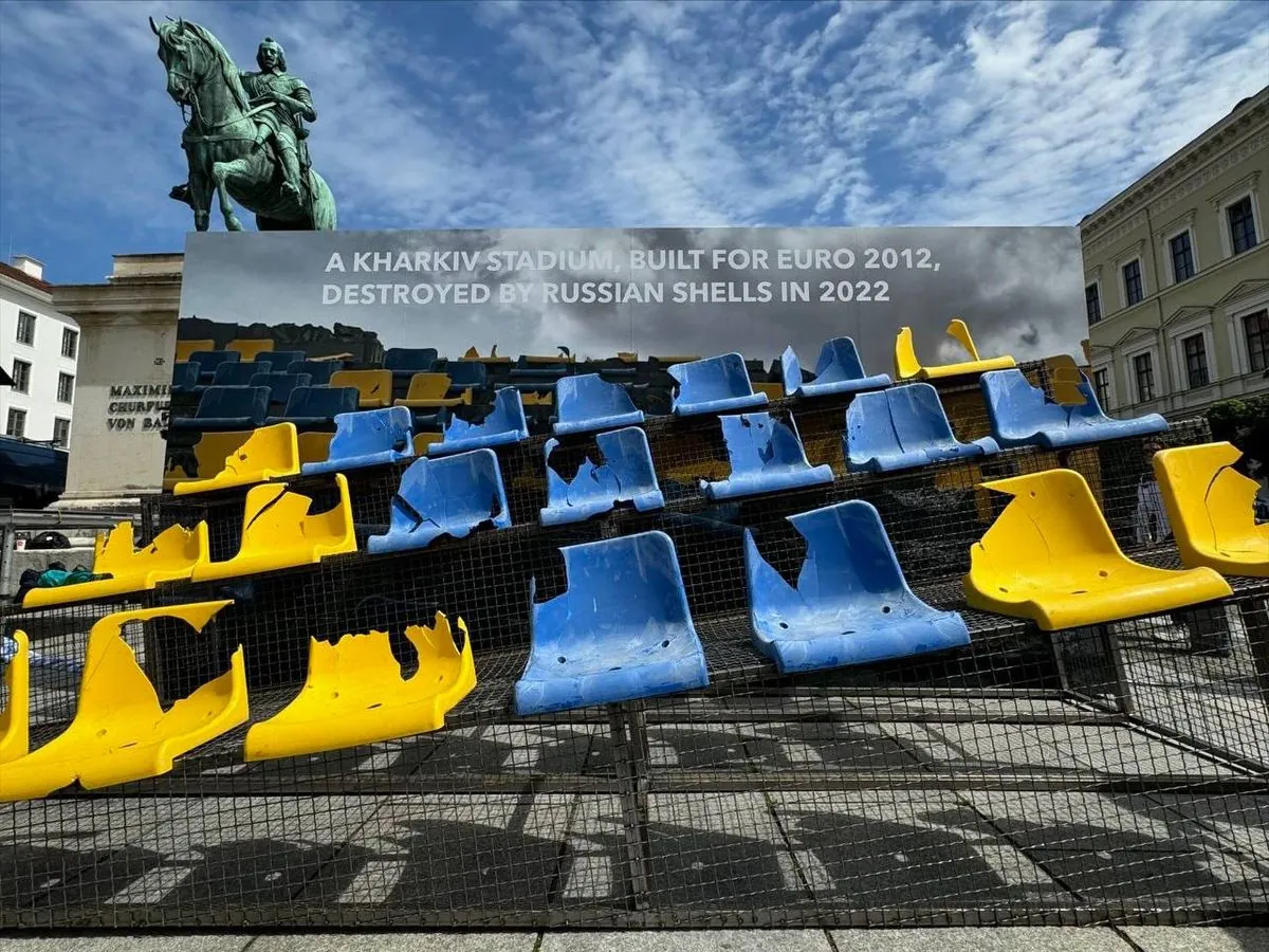 "Футбол не вне войны": в Мюнхене установили трибуну со стадиона "Солнечный", который уничтожила россия