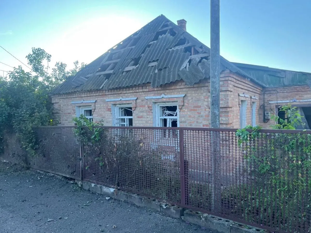 Атака рф повредила дома, здание, автомобили и линию электропередач в Днепропетровской области