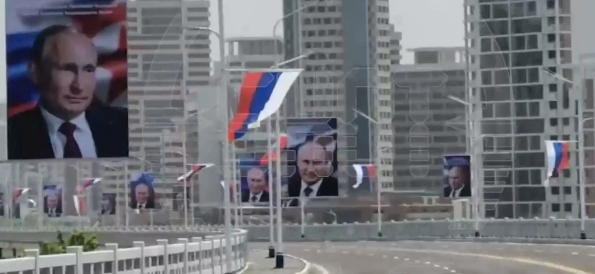 путин сегодня прибудет в Пхеньян: в городе к приезду диктатора развесили его портреты и флаги рф