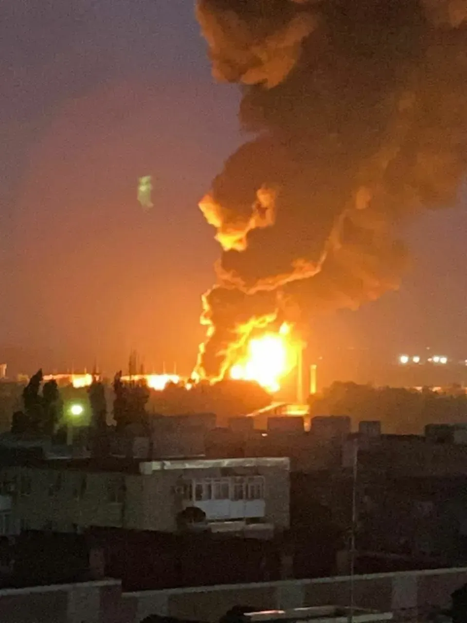 Удар по нефтебазе в ростовской области: чтобы локализовать пожар, россиянам понадобились сутки