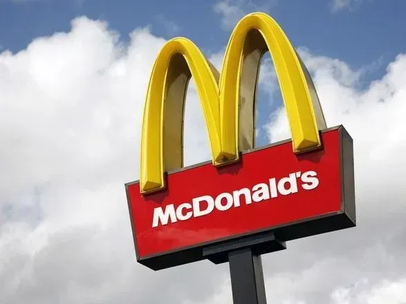 McDonald's припиняє випробування системи замовлень зі ШІ після помилок на кшталт бекону в морозиві
