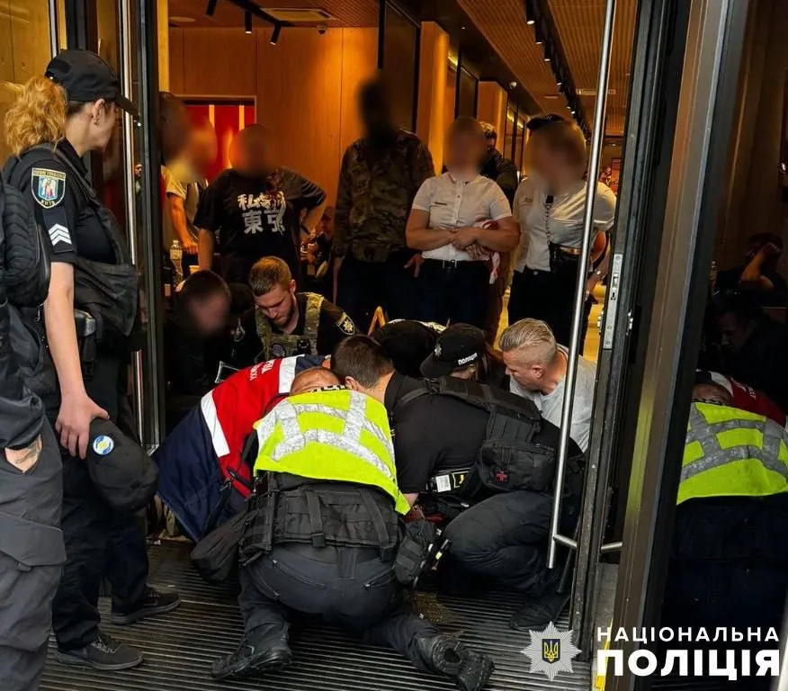 В центре Киева у мужчины случился эпилептический приступ при входе в заведение общественного питания: помощь оказала полиция